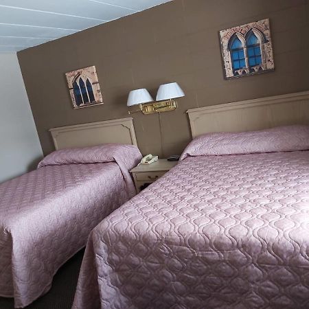 Arnprior Motor Inn Bagian luar foto