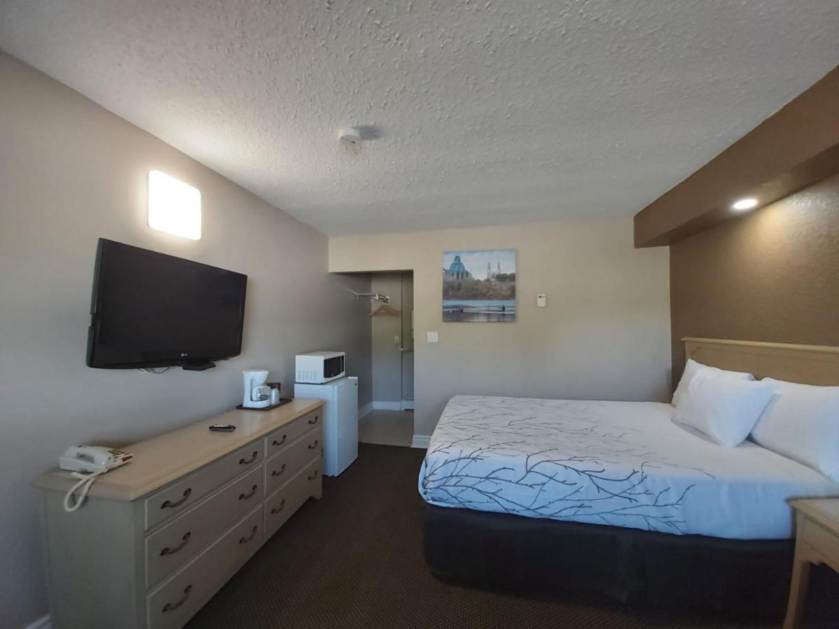 Arnprior Motor Inn Bagian luar foto
