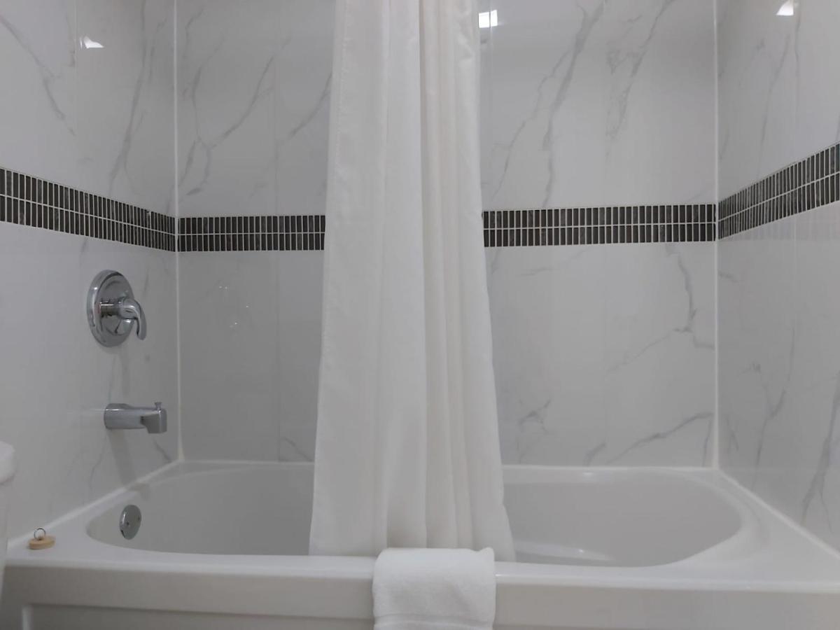 Arnprior Motor Inn Bagian luar foto