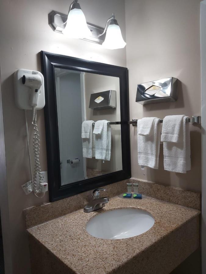 Arnprior Motor Inn Bagian luar foto