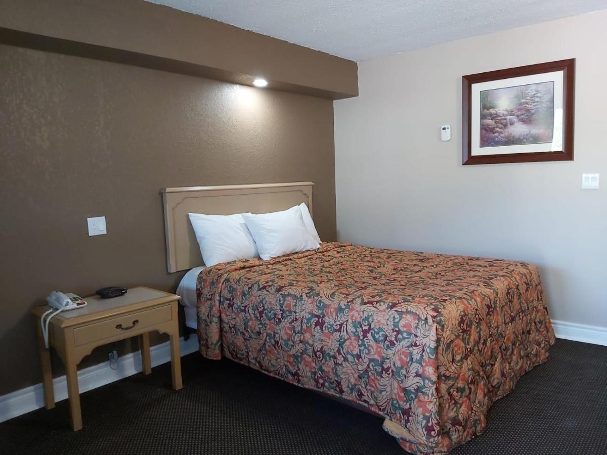 Arnprior Motor Inn Bagian luar foto