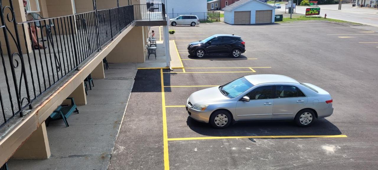 Arnprior Motor Inn Bagian luar foto
